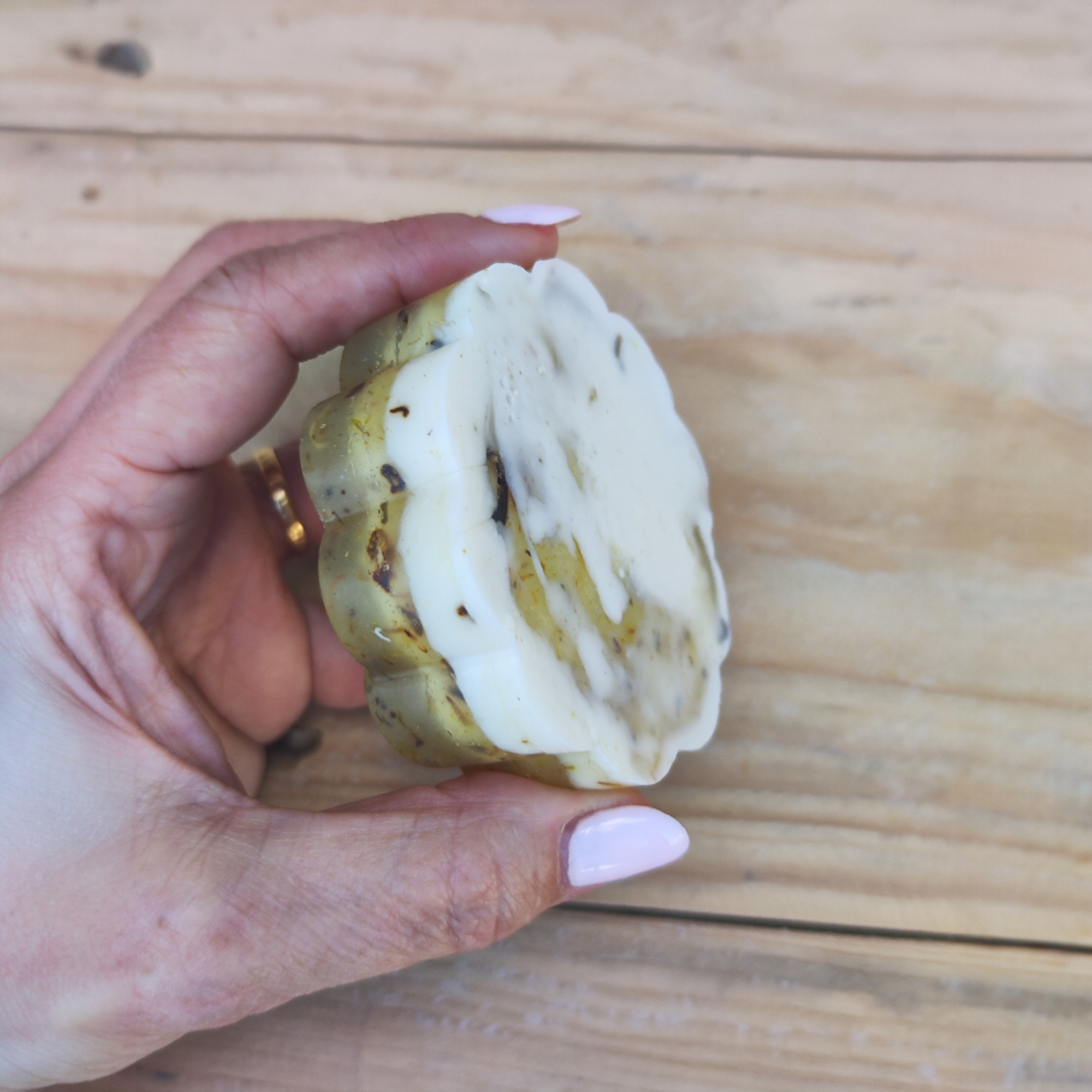 Jabón Natural de Glicerina con Avena y Caléndula para Piel Muy Sensible