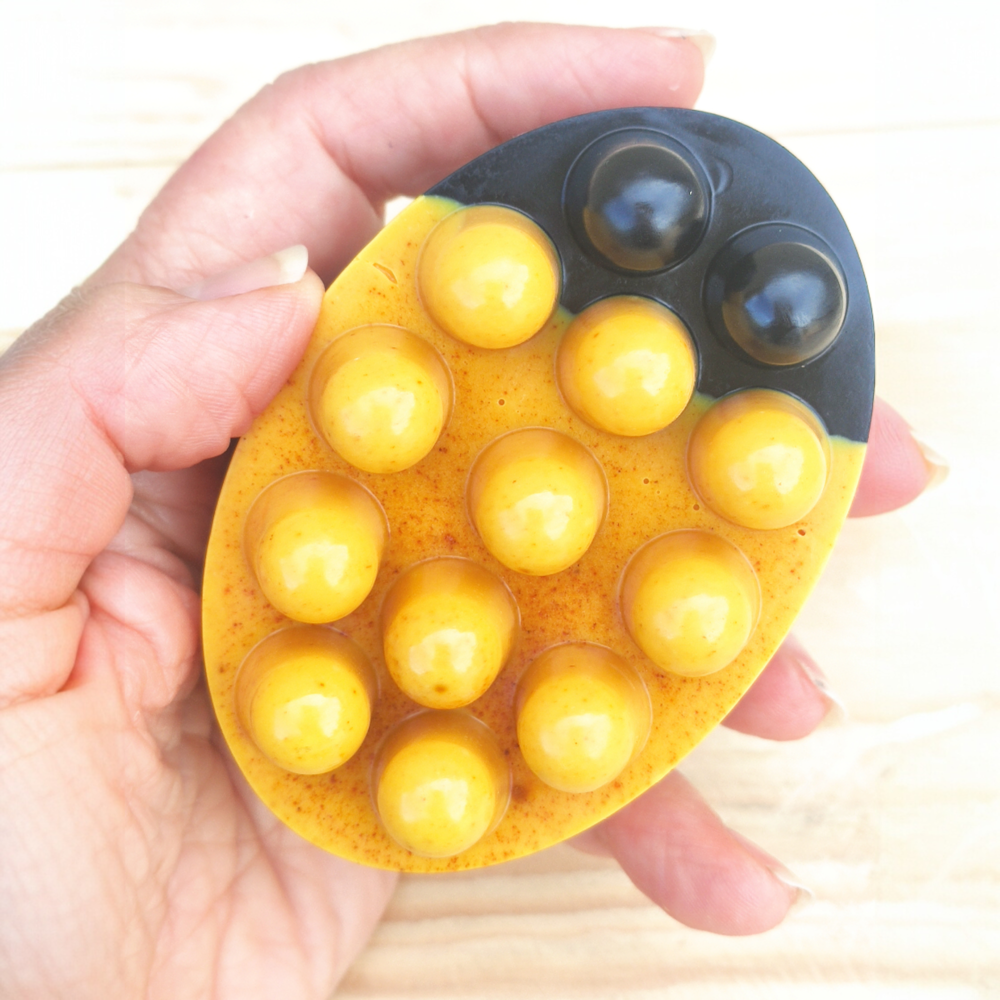 Jabón Natural de Glicerina con Carbón Activado y Cúrcuma para Piel Mixta