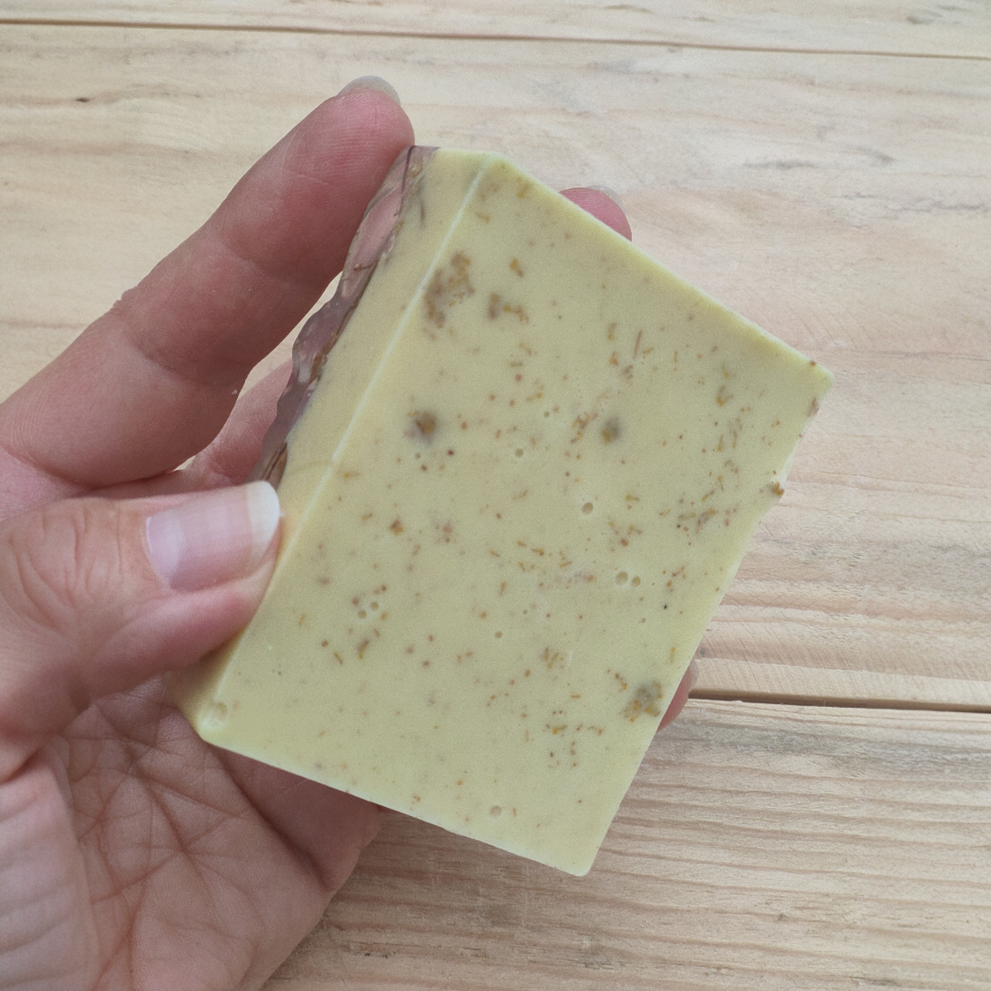 Jabón Natural de Glicerina con Jengibre y Manzanilla para Piel con Acné