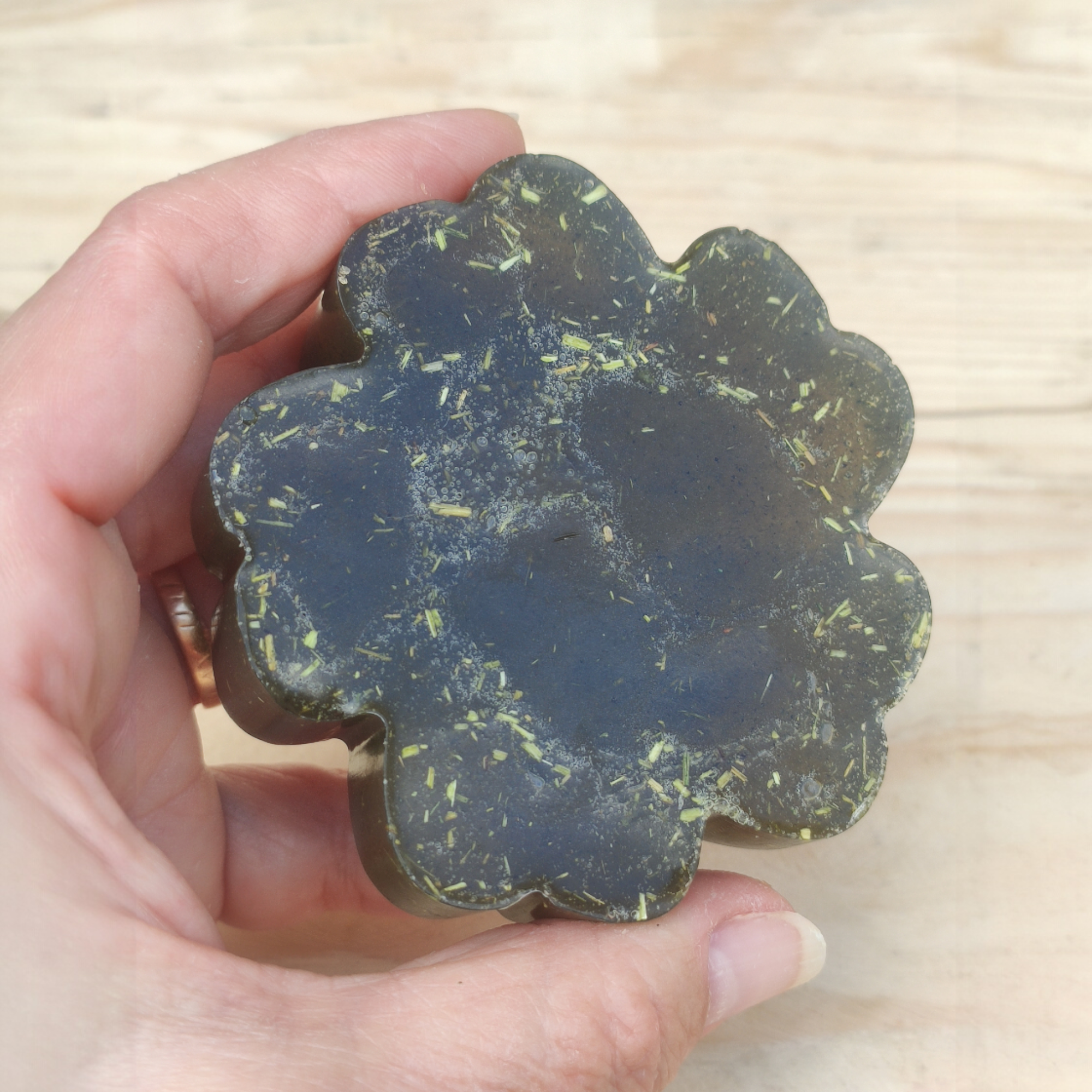 Jabón Natural de Glicerina con Ortiga Verde para Piel Mixta