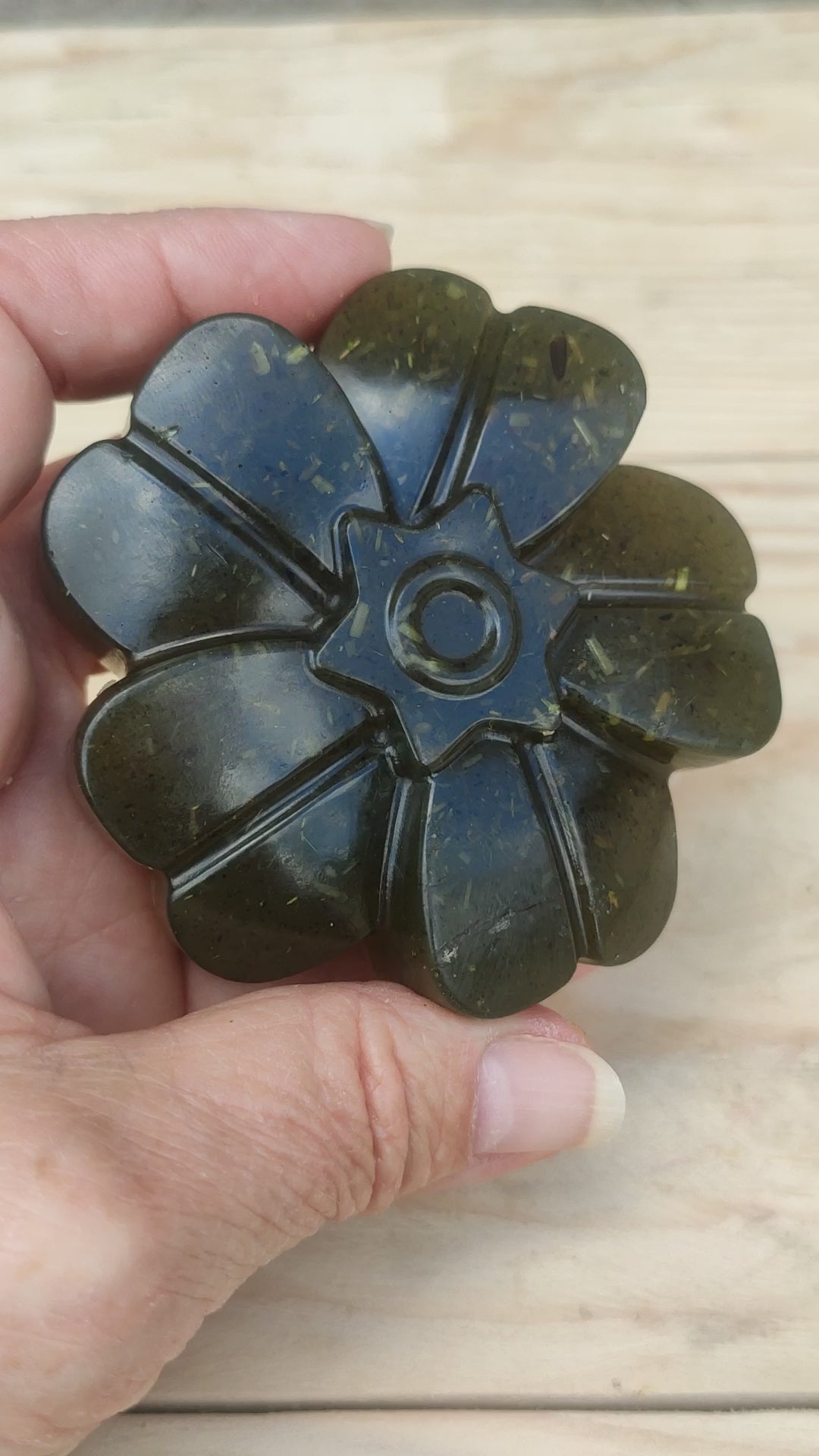 Jabón Natural de Glicerina con Ortiga Verde para Piel Mixta