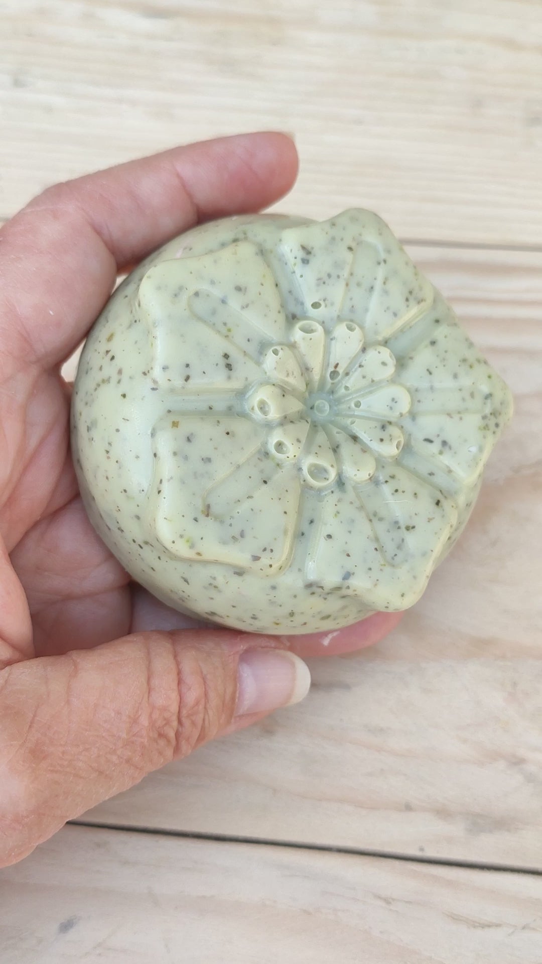 Jabón Natural de Glicerina con Albahaca para Piel Mixta